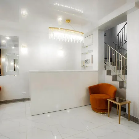 Salut Hotel