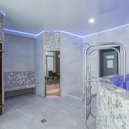 Salut Hotel