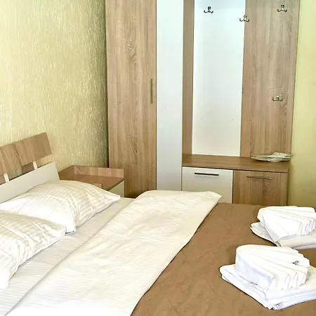 Salut Hotel